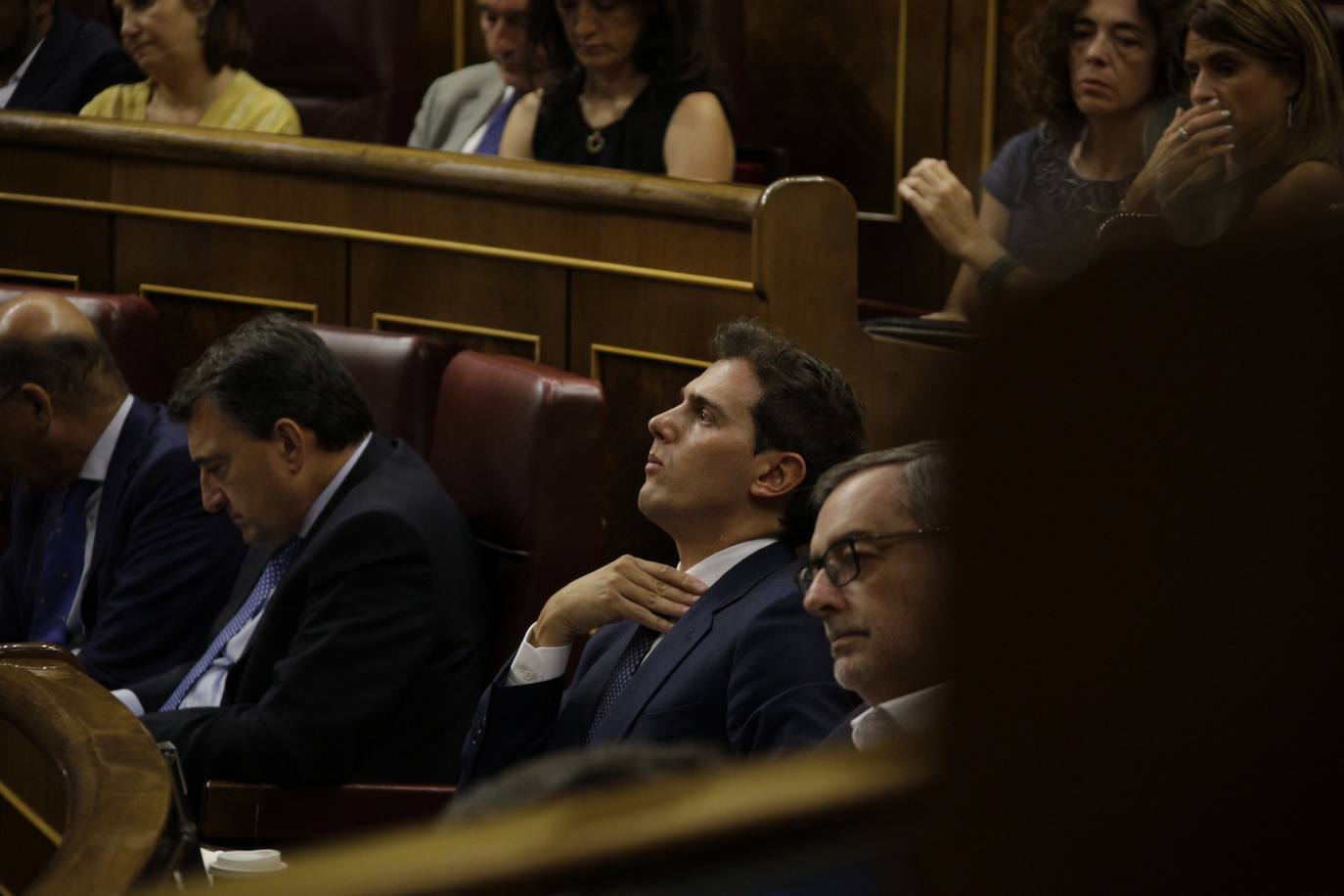 Albert Rivera escucha a Pedro Sánchez.