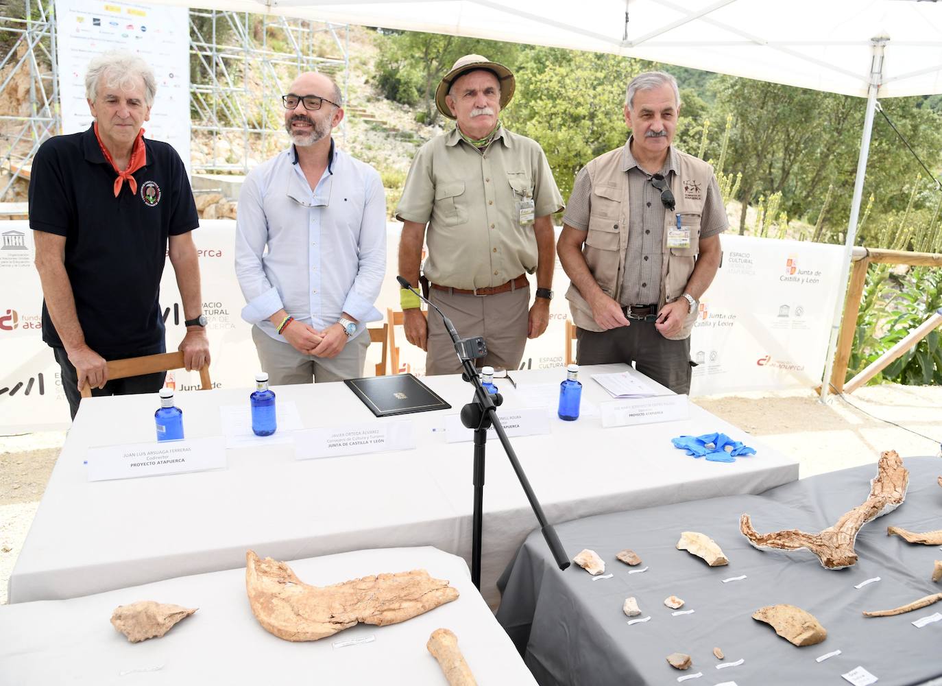 La campaña de excavaciones de los yacimientos burgaleses de la Sierra de Atapuerca ha concluido con nuevos hallazgos atribuidos a neandertales en el yacimiento de Cueva Fantasma, que confirman la confluencia de hasta cuatro especies humanas en el enclave, según se ha puesto de manifiesto durante el balance de los trabajos estivales.