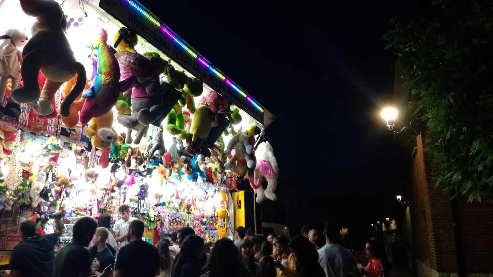 Tómbola abarrotada de jóvenes en Cubillo del Campo