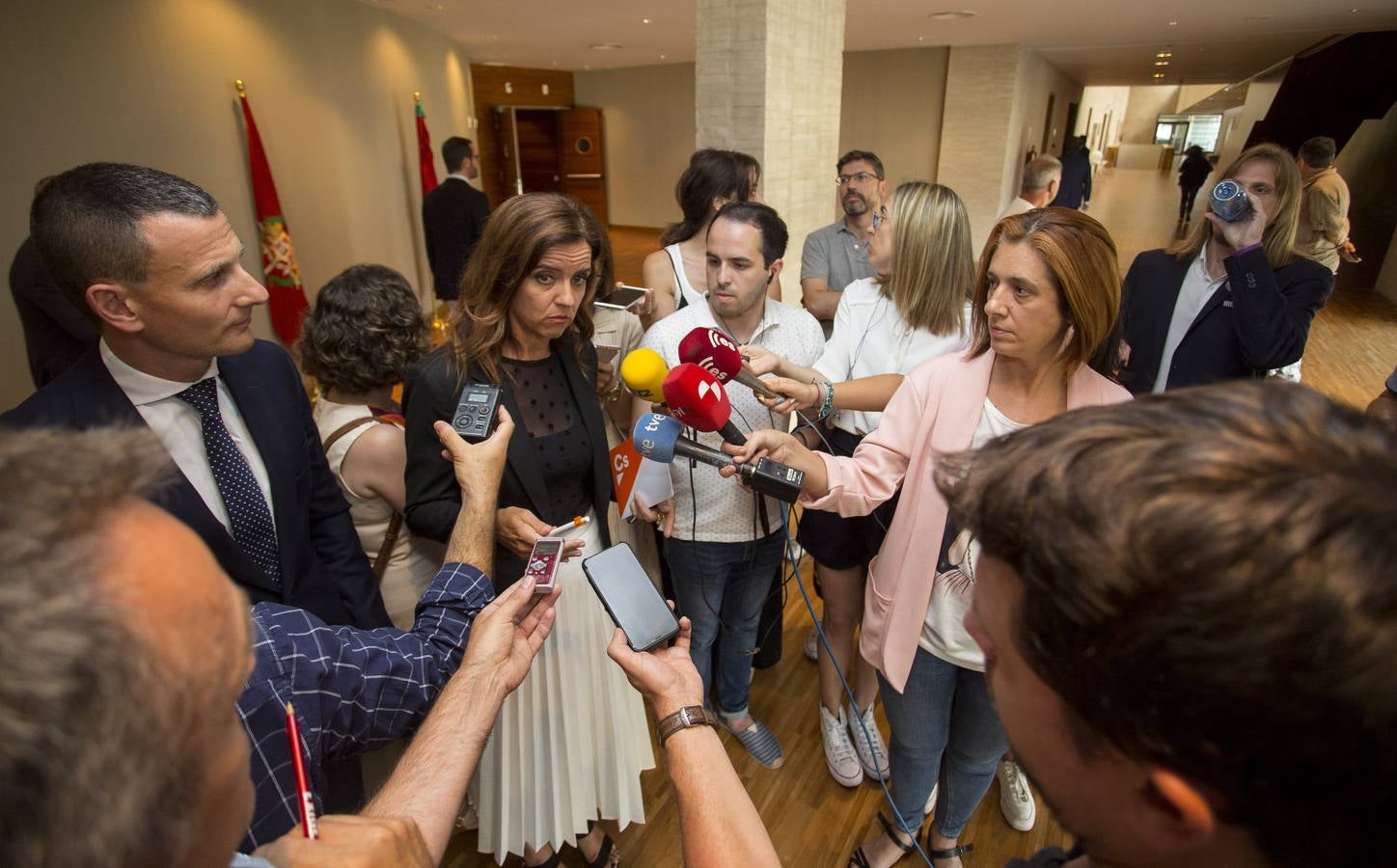 Los votos a favor de PP y Ciudadanos han convertido al vitoriano Javier Maroto en nuevo senador autonómico por Castilla y León | El vicesecretario de Organización del PP (sin vinculación anterior con la comunidad) ha sido elegido como miembro de la Cámara Alta, junto con los socialistas Teresa López y Fran Díaz, en una votación conjunta, no exenta de polémica.