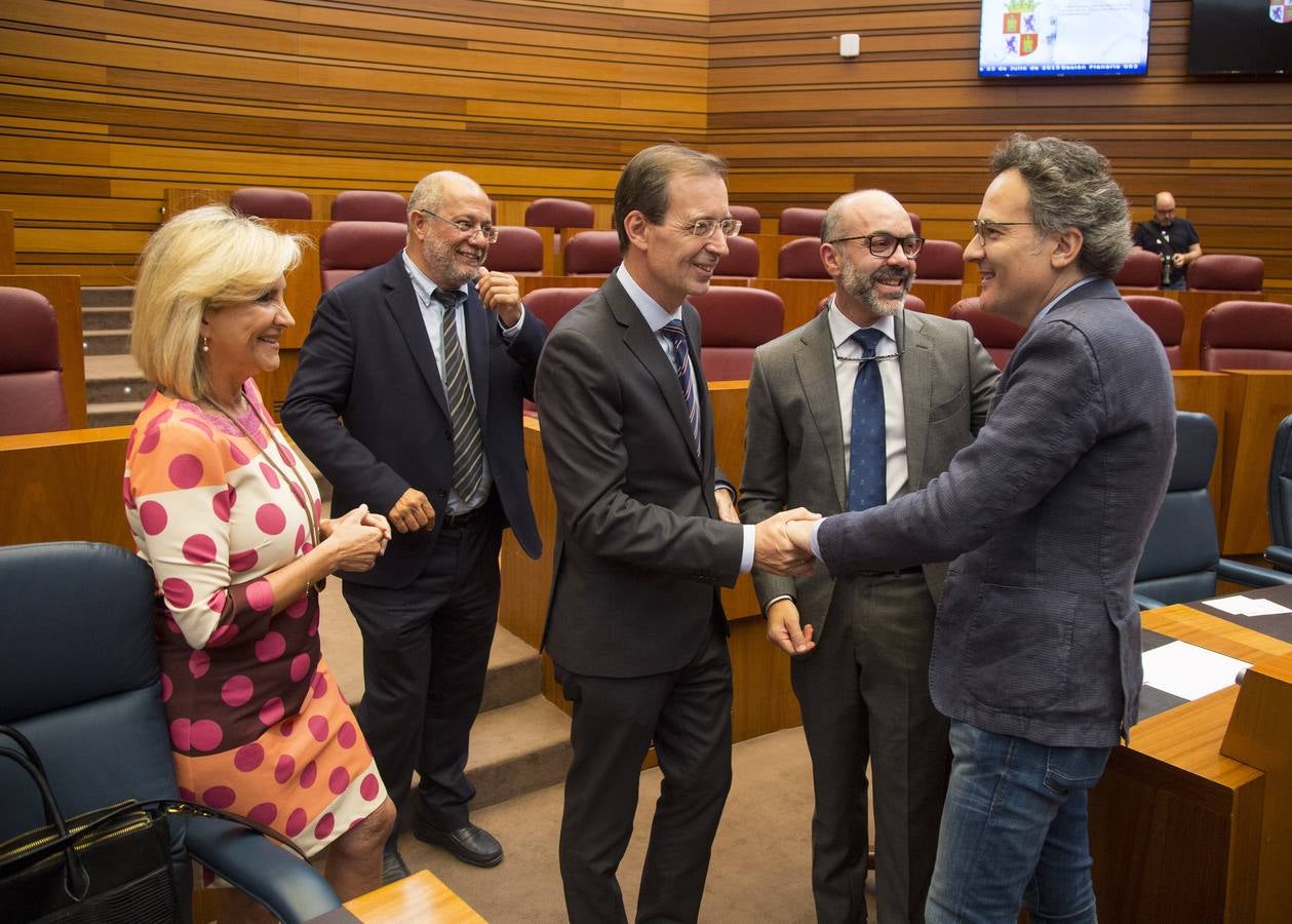 Los votos a favor de PP y Ciudadanos han convertido al vitoriano Javier Maroto en nuevo senador autonómico por Castilla y León | El vicesecretario de Organización del PP (sin vinculación anterior con la comunidad) ha sido elegido como miembro de la Cámara Alta, junto con los socialistas Teresa López y Fran Díaz, en una votación conjunta, no exenta de polémica.