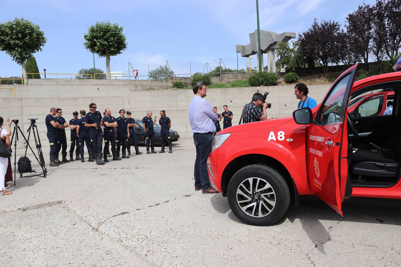 Un todoterreno pick up y un furgón eléctrico son las nuevas incorporaciones técnicas del parque que hoy ha presentado la concejala de Seguridad Ciudadana, Blanca Carpintero