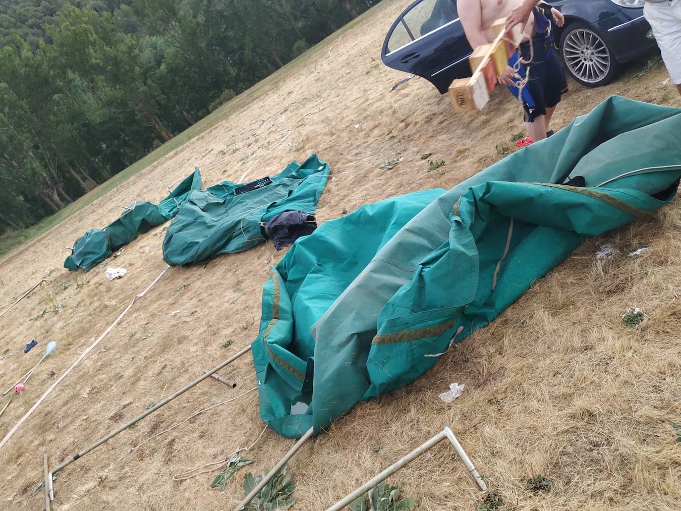 El grupo de Scouts de San Pedro y San Felices sufre las consecuencia de una gran tormenta que ha destrozado tiendas de campaña, carpas y enseres personales en Cascajares de la Sierra | Una niña sufrió un esguince en una muñeca