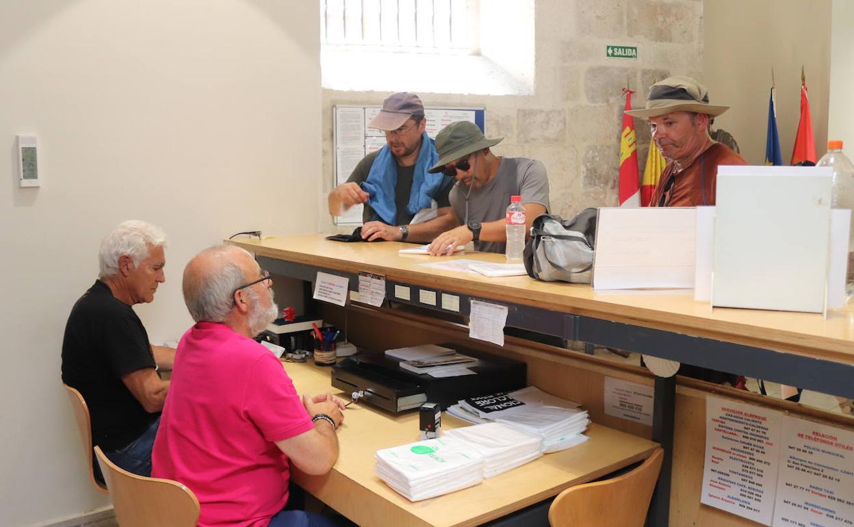 Tres peregrinos piden cama en el Albergue Municipal de Peregrinos.