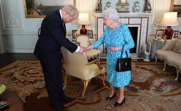 Boris Johnson saluda a la reina Isabel II.