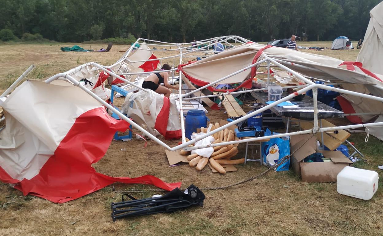 Imágen de los destrozos en el campamento a causa de la tormenta. 