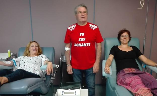 Francisco del Amo posa junto a Almudena e Irene, dos nuevas donantes