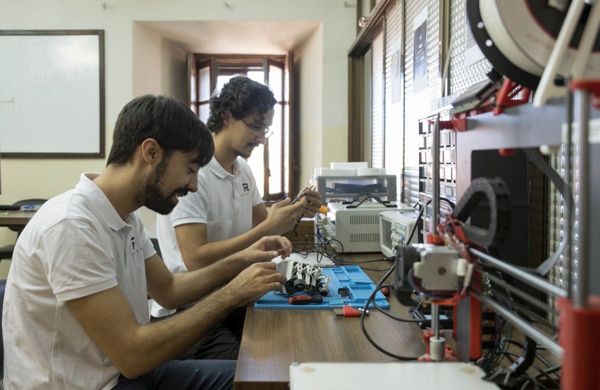 Dos investigadores de Salamanca diseñan el exoesqueleto biónico 'In my hand' que permite realizar actividades rutinarias y rehabilitación a personas con pérdida de movilidad en la mano