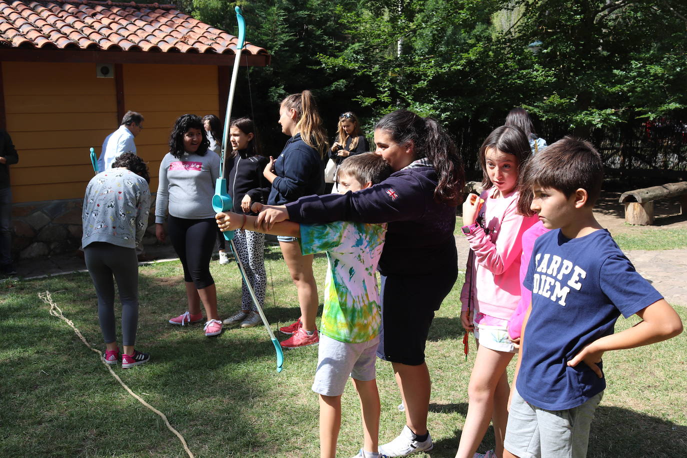 Niños jugando a tiro con arco en los Campamentos Urbanos en Fuentes Blancas