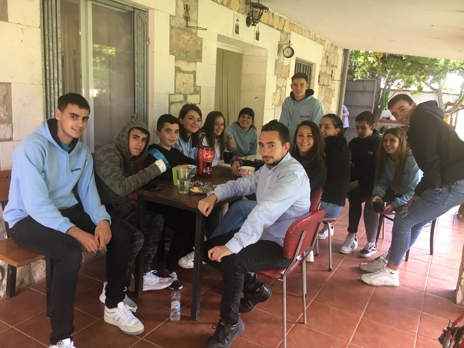 Amigos reunidos tras dar dianas en San Millán de Juarros