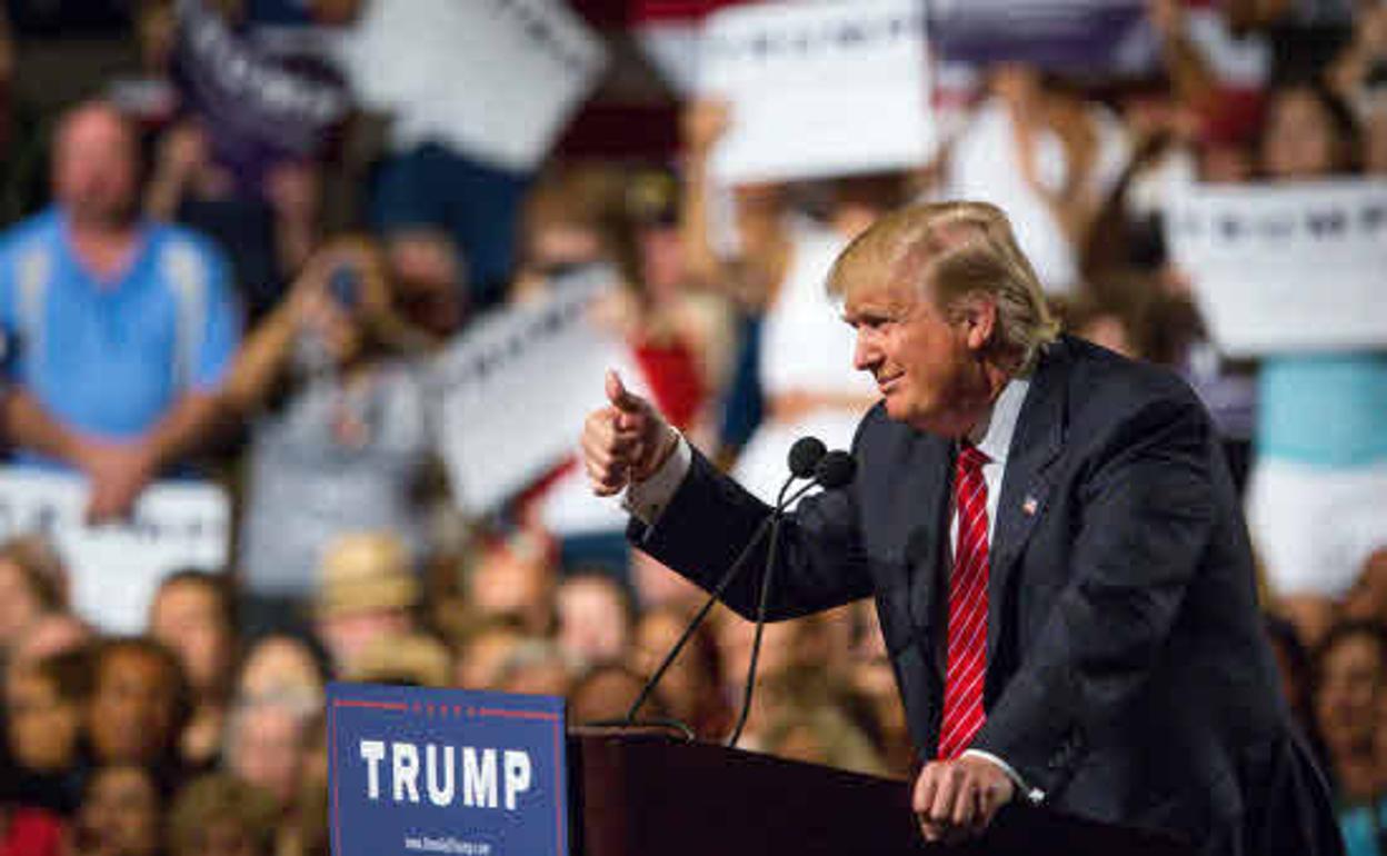 Trump durante un mitin político en Phoenix. 