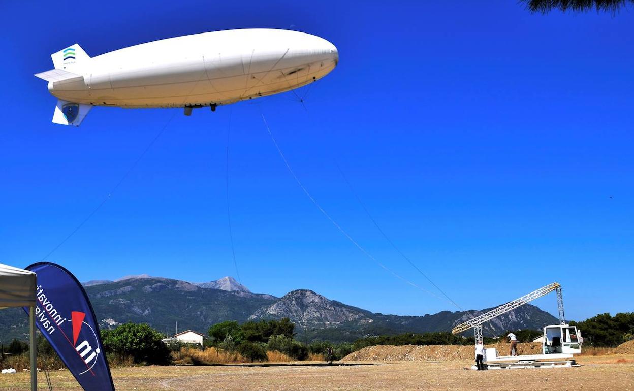 Fotografía facilitada por la Guardia Costera Griega, que vigilará su frontera marítima a partir de este martes con un zepelín que sobrevolará la isla de Samos. 