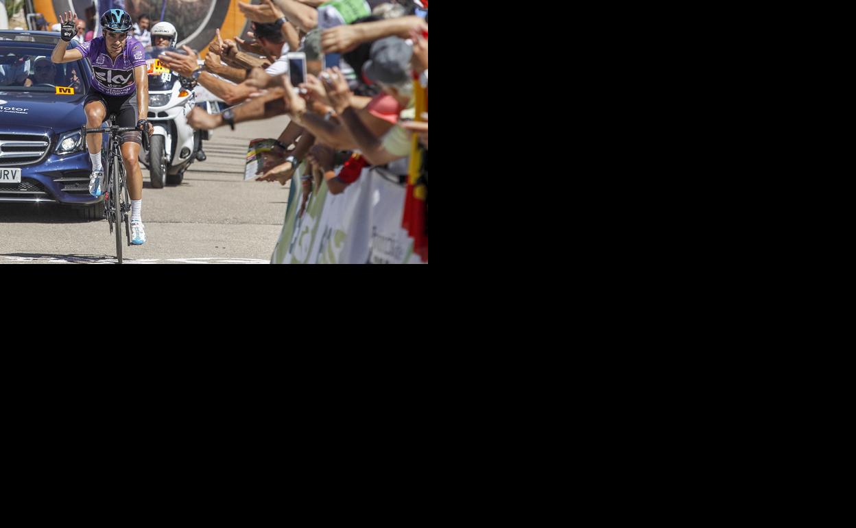 Mikel Landa saluda tras cruzar la línea de meta en la última etapa de la Vuelta a Burgos 2017. 