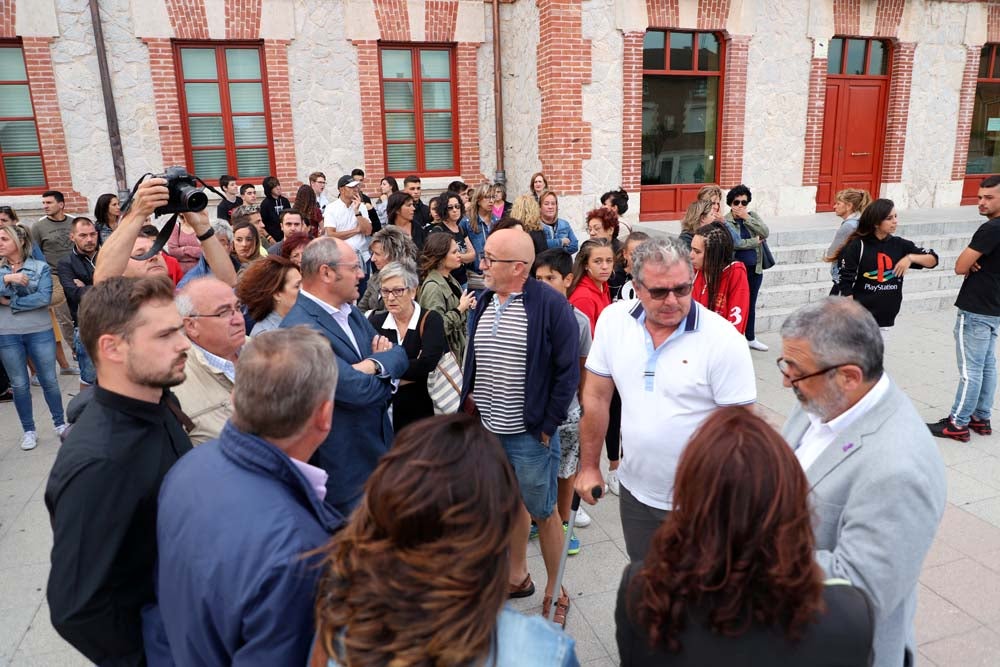 Un centenar de personas han mostrado un respetuoso silencio de casi cinco minutos en la Plaza de la Constitución | Vecinos de todas las edades han mostrado su repulsa por lo sucedido