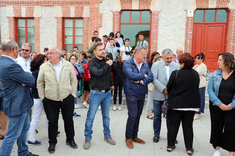 Un centenar de personas han mostrado un respetuoso silencio de casi cinco minutos en la Plaza de la Constitución | Vecinos de todas las edades han mostrado su repulsa por lo sucedido