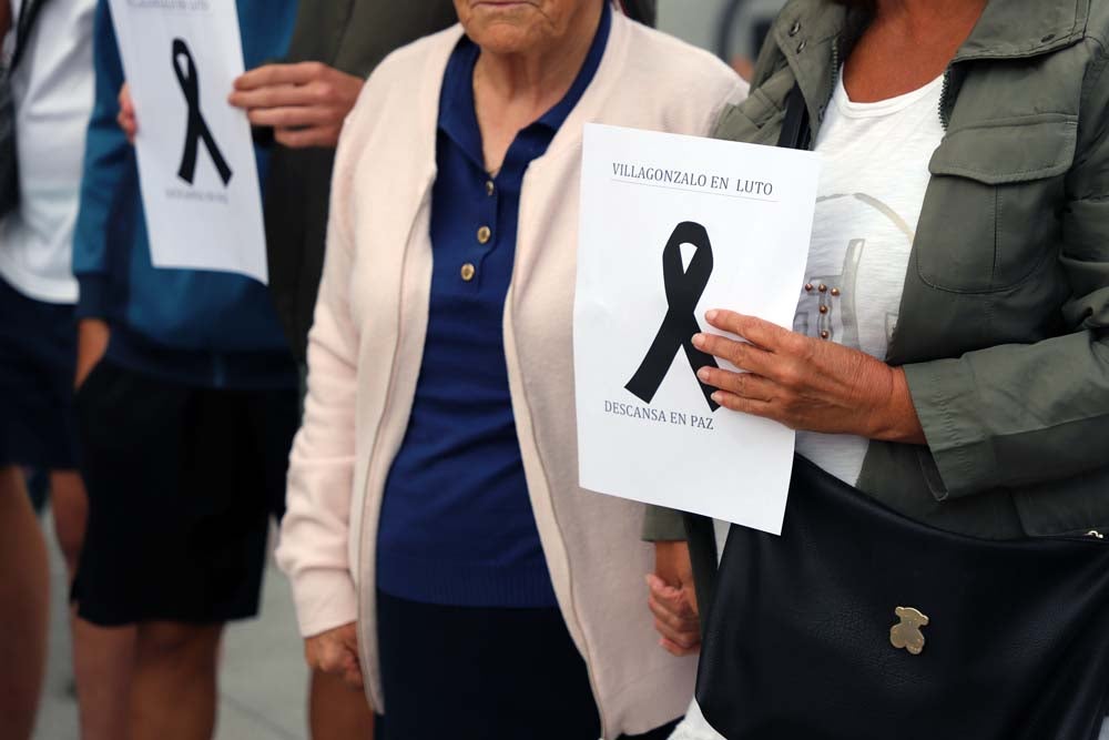 Un centenar de personas han mostrado un respetuoso silencio de casi cinco minutos en la Plaza de la Constitución | Vecinos de todas las edades han mostrado su repulsa por lo sucedido