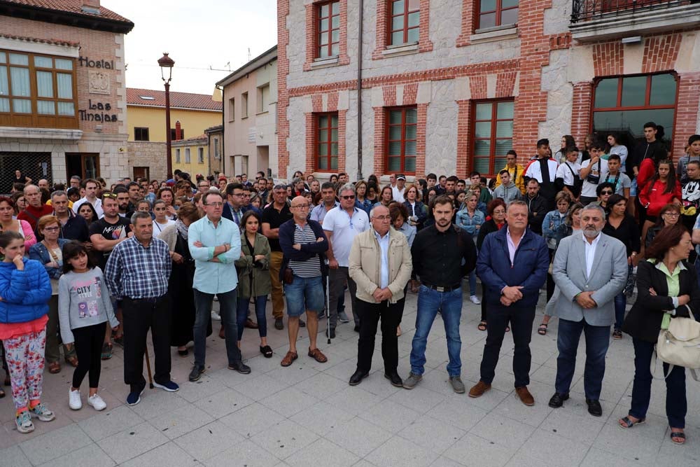 Un centenar de personas han mostrado un respetuoso silencio de casi cinco minutos en la Plaza de la Constitución | Vecinos de todas las edades han mostrado su repulsa por lo sucedido