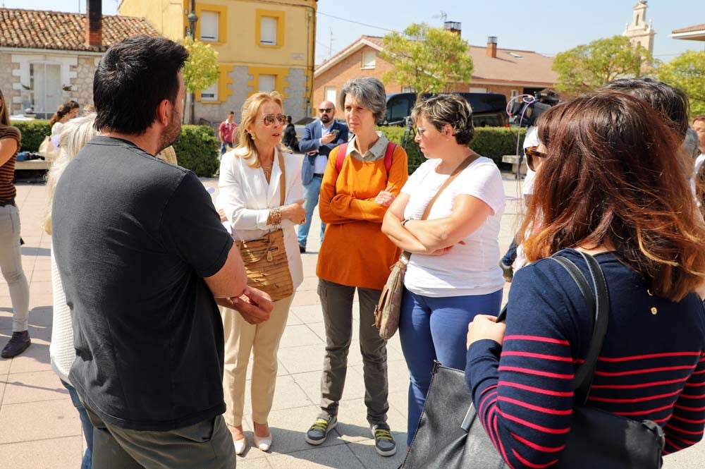 La localidad de Villagonzalo Pedernales recuerda a Pepi y demuestra el máximo respeto a su memoria | Dos centenares de personas se han concentrado en la Plaza de la Constitución, acompañados por representantes institucionales