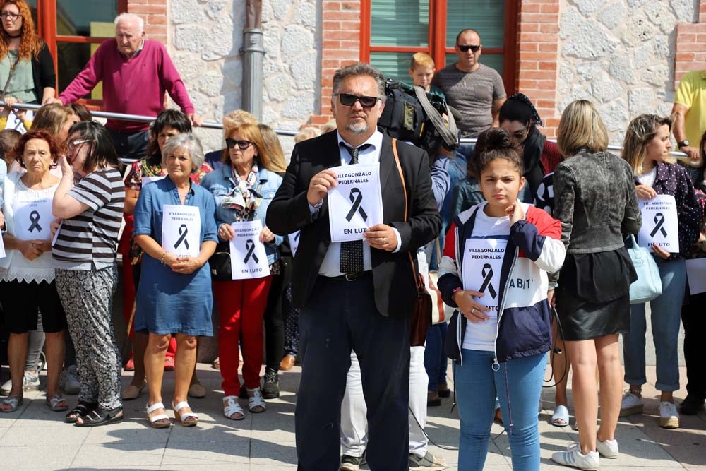 La localidad de Villagonzalo Pedernales recuerda a Pepi y demuestra el máximo respeto a su memoria | Dos centenares de personas se han concentrado en la Plaza de la Constitución, acompañados por representantes institucionales