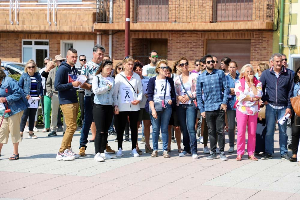 La localidad de Villagonzalo Pedernales recuerda a Pepi y demuestra el máximo respeto a su memoria | Dos centenares de personas se han concentrado en la Plaza de la Constitución, acompañados por representantes institucionales