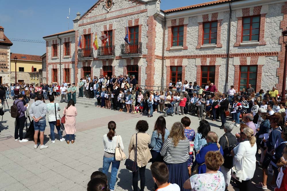 La localidad de Villagonzalo Pedernales recuerda a Pepi y demuestra el máximo respeto a su memoria | Dos centenares de personas se han concentrado en la Plaza de la Constitución, acompañados por representantes institucionales