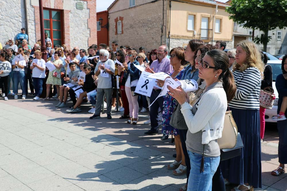 La localidad de Villagonzalo Pedernales recuerda a Pepi y demuestra el máximo respeto a su memoria | Dos centenares de personas se han concentrado en la Plaza de la Constitución, acompañados por representantes institucionales