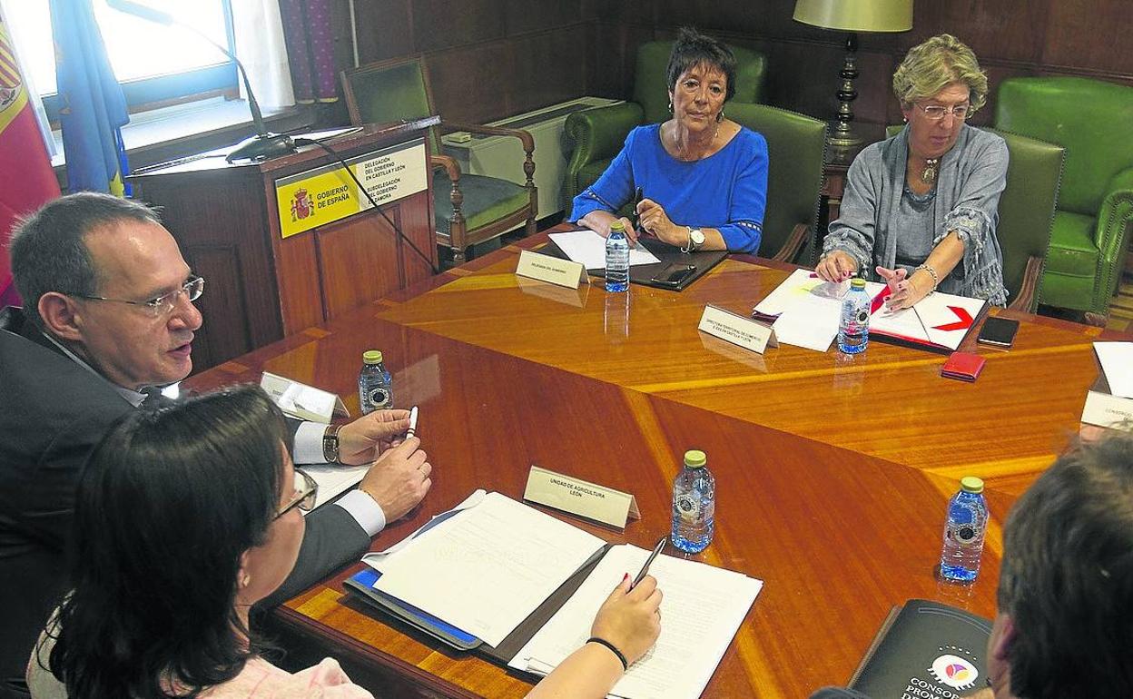 La delegada del Gobierno, Mercedes Martín, e Isabel Clavero, directora territorial de Comercio y de ICEX en Castilla y León presentan en Zamora el informe sobre exportaciones.