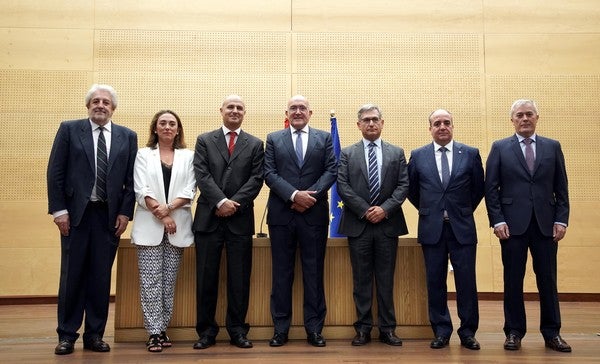 El consejero de Agricultura, Ganadería y Desarrollo Rural, Jesús Julio Carnero, junto a los nuevos directores generales de su consejería.