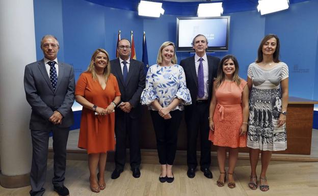 Isabel Blanco junto a su nuevo equipo en el acto de toma de posesión de los nuevos cargos. 