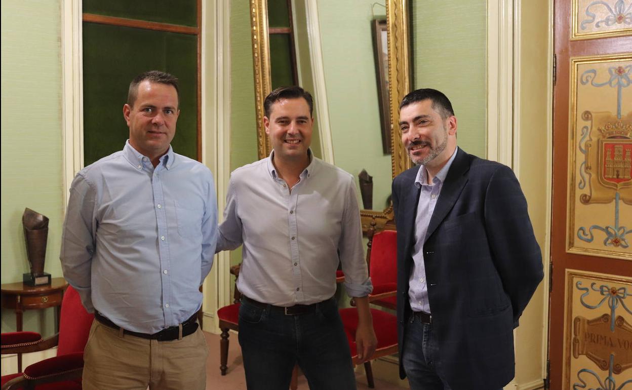 El primer edil de Burgos, Daniel de la Rosa, ha recibido esta mañana a los representantes del Consorcio Santander - Mediterráneo.