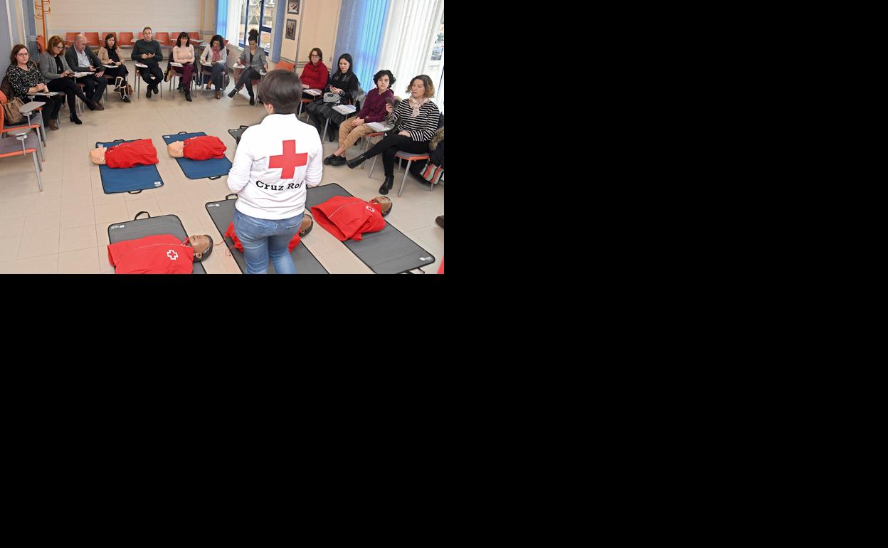 Un grupo de alumnos siguen las clases impartidas por la Cruz Roja. 