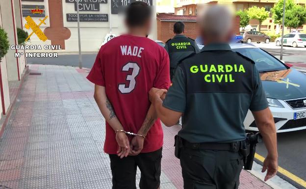 La Guardia Civil busca a un tercer implicado en los hechos y baraja la posibilidad de que la agresión se haya podido deber a un ajuste de cuentas por drogas