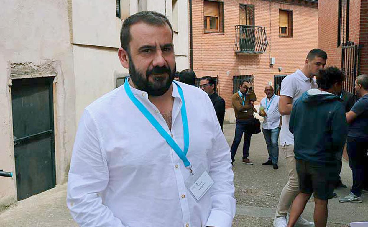 Jordi Solá, que se mudó de Barcelona a Villahoz hace siete años, en una de las calles del pueblo durante un congreso celebrado en el mismo. 