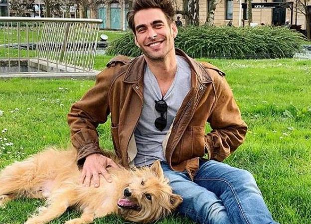 Jon Kortajarena junto a su perro.