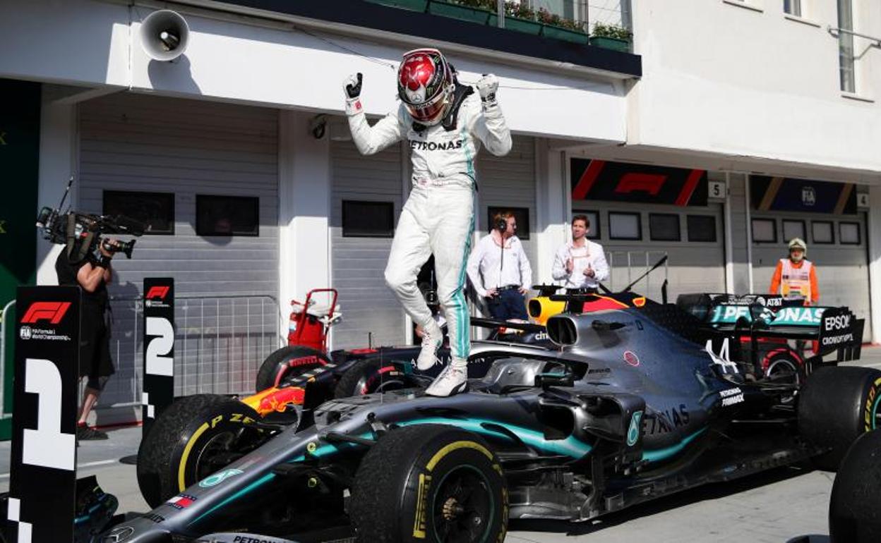 Lewis Hamilton, celebra la victoria en el GP de Hungría.