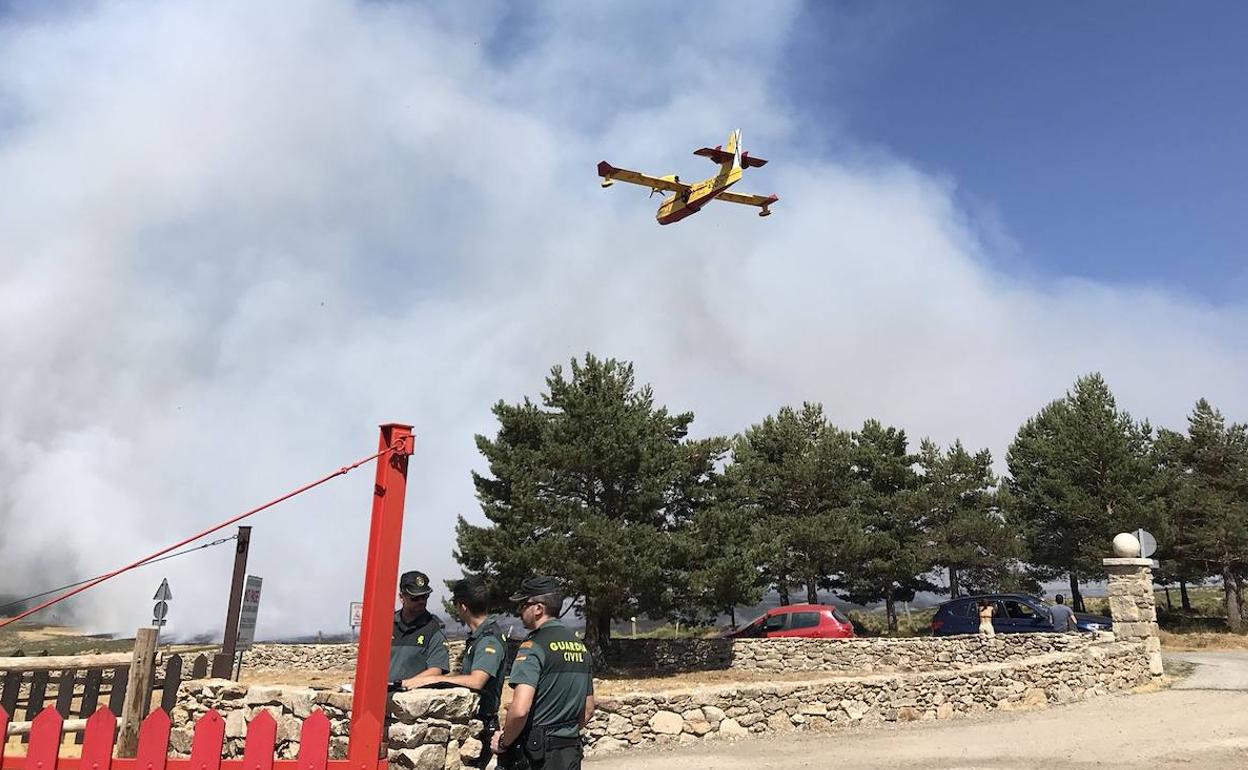 Un hidroavión trabaja en la extinción del incendio.