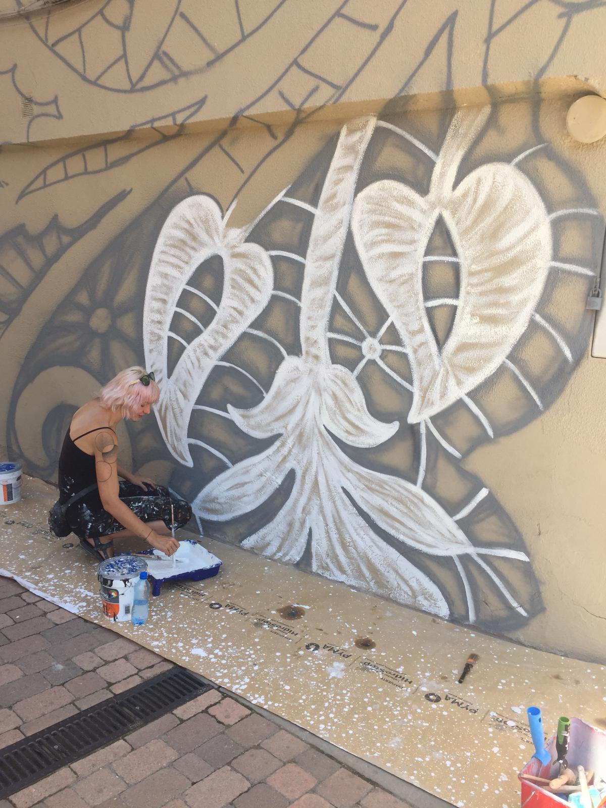 El deporte tradicional de mujeres conocido como 'Bolo beliforano' y el ganchillo son los protagonistas de los murales que abarcan 900 metros cuadrados en los edificios de la localidad