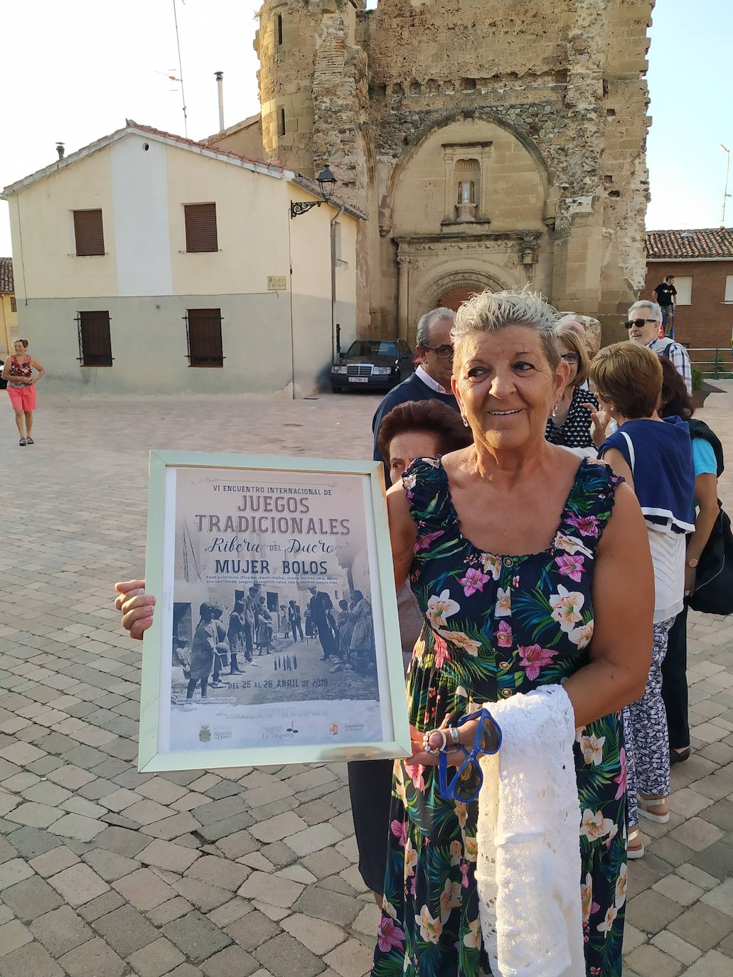 El deporte tradicional de mujeres conocido como 'Bolo beliforano' y el ganchillo son los protagonistas de los murales que abarcan 900 metros cuadrados en los edificios de la localidad
