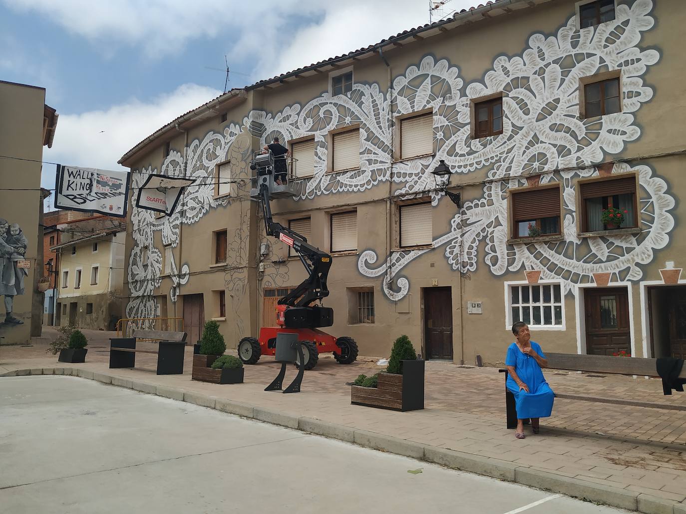 El deporte tradicional de mujeres conocido como 'Bolo beliforano' y el ganchillo son los protagonistas de los murales que abarcan 900 metros cuadrados en los edificios de la localidad