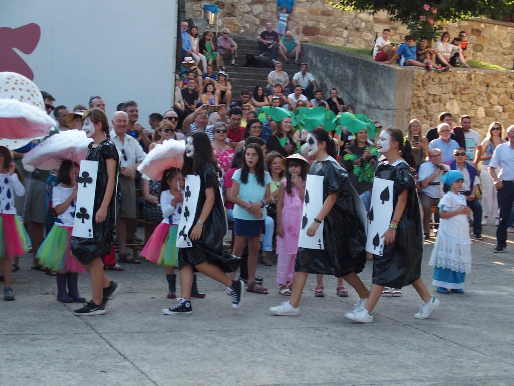 Desfile de disfraces en las fiestas de Villafranca Montes de Oca