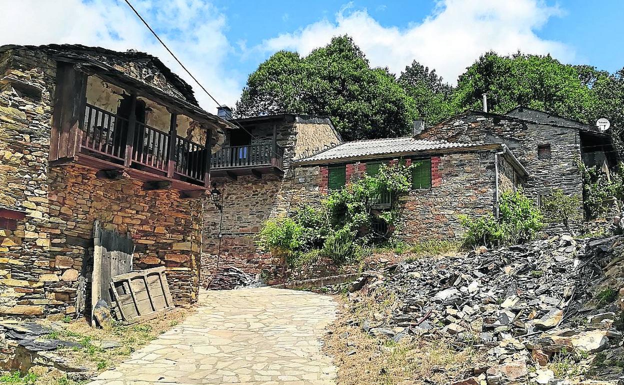 Interior del pueblo, repleto de casas levantadas en piedra y pizarra. 