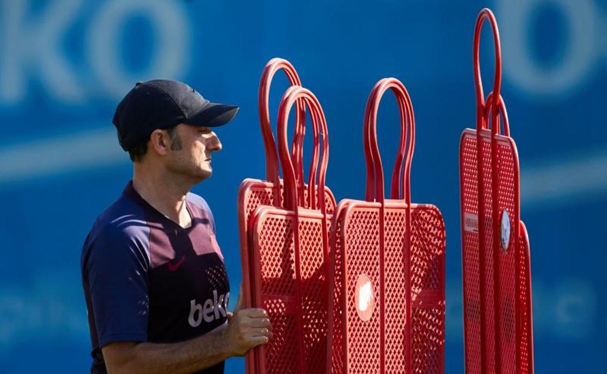 Ernesto Valverde, durante un entrenamiento del Barça.