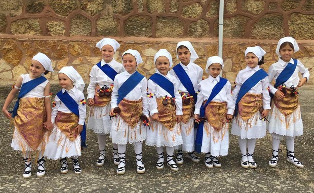 Niñas vestidas con el traje típico de Villafranca Montes de Oca. 