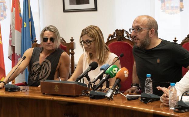 Nacho Cano, a la izquierda, junto a la alcaldesa de Aranda de Duero, Raquel González, y el director del festival, Javier Ajenjo.