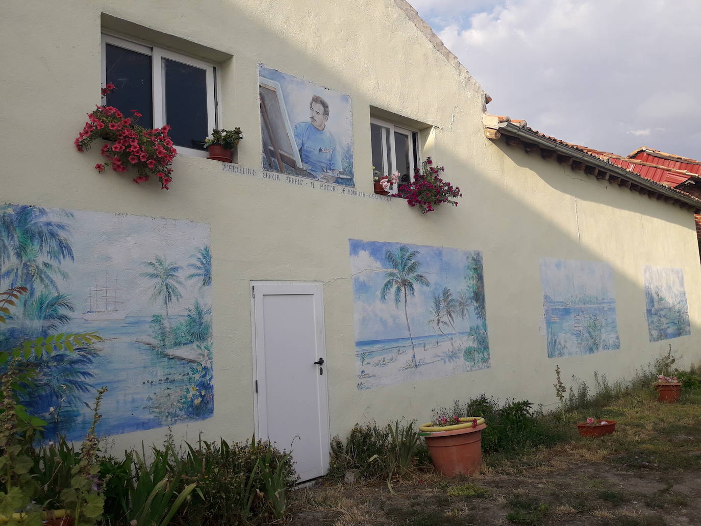 Marcelino García, en el último mural que está pintando en Moraleja de Cuéllar.