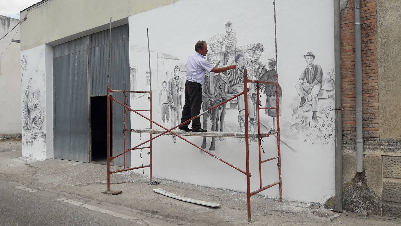 Marcelino García, en el último mural que está pintando en Moraleja de Cuéllar.