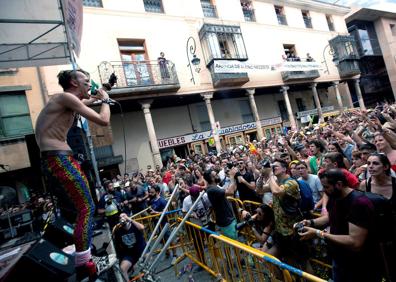 Imagen secundaria 1 - Imágenes del concierto celebrado en la Plaza del Trigo