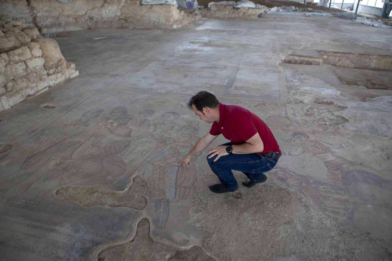 El director de la excavación, Miguel Ángel Valero, señala uno de los detalles del mosaico.