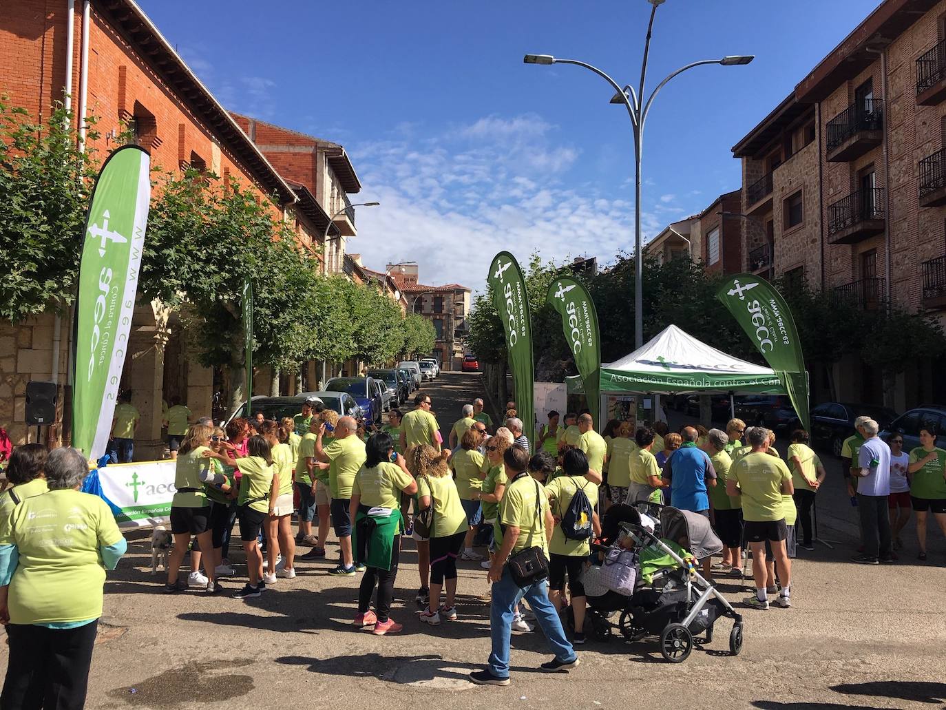 Vecinos de Huerta de Rey que han participado en la I Marcha contra el cáncer. 