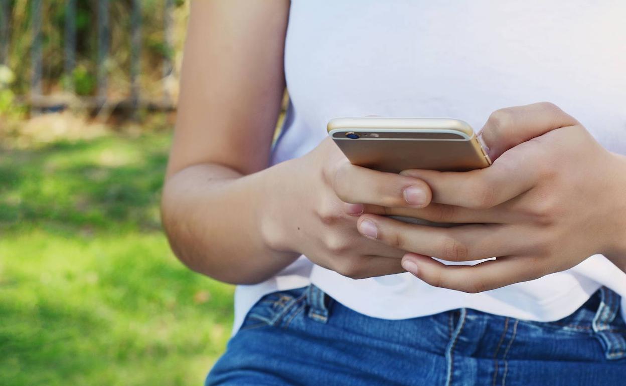 Mujer utilizando un 'smartphone'.